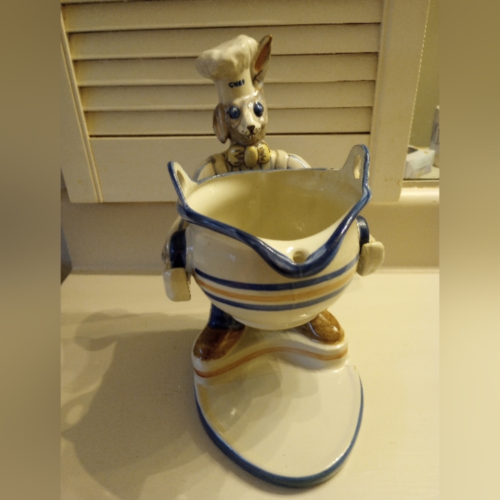 Louisville Stoneware Vintage Rabbit Chef Statue with pouring bowl